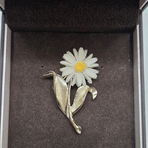 Sarah Coventry White Daisy Brooch with Yellow Center and Silver Leaves